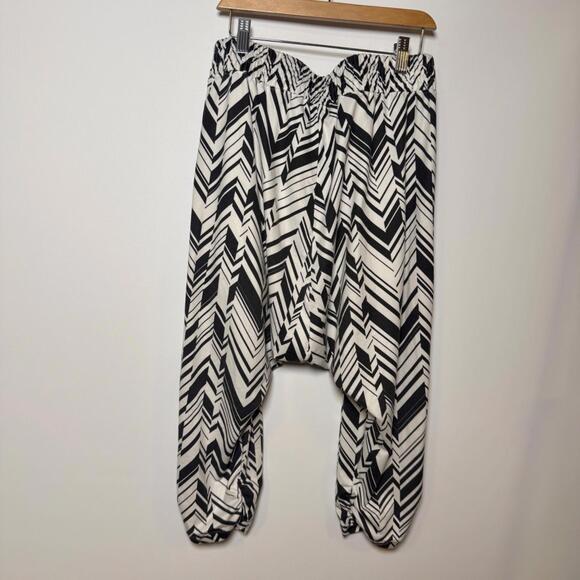 Nike Dri Fit Drop Crotch Harem Capri Workout Pants Size Small - Picture 2 of 5